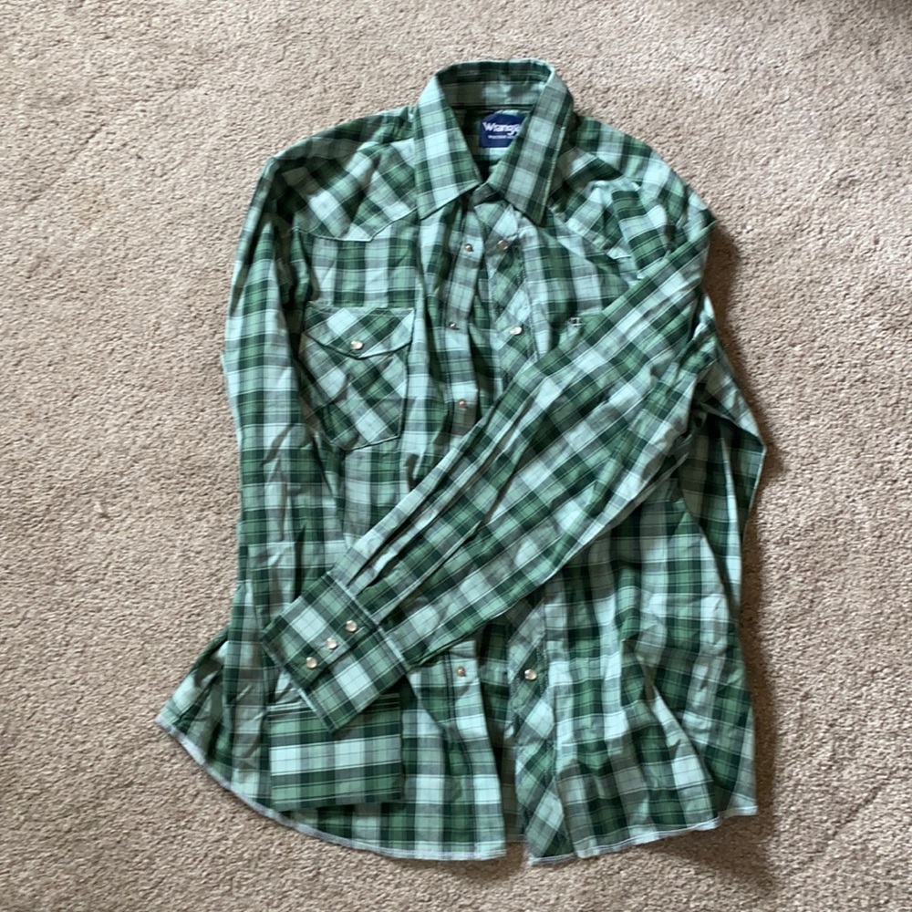 Wrangler pearl snap shirt beautiful shirt never wore it I wear mediums now